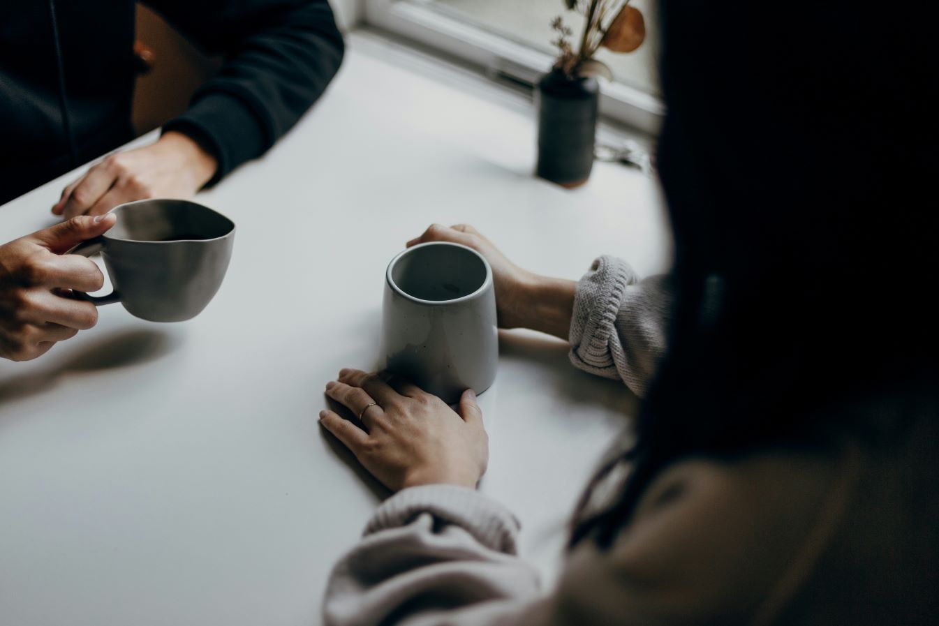 To personer sidder og drikker kaffe Foto: Priscilla Du Preez/Unsplash